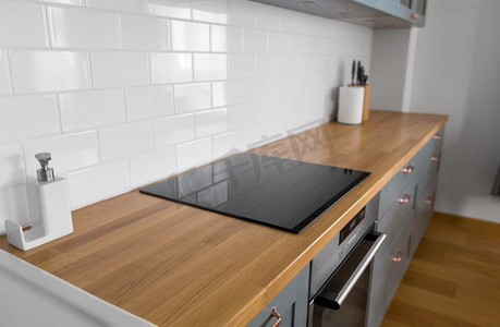 内置wifi摄影照片_室内和烹饪概念—现代厨房柜台内置烤箱和电炉在家里。现代家庭厨房内部与烤箱和炉灶