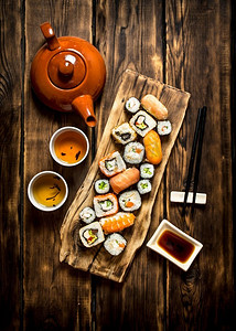 日本料理。寿司卷和花草茶。寿司卷和花草茶。