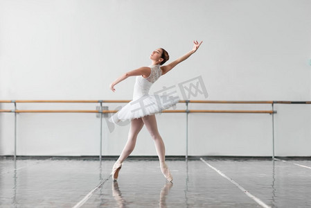 芭蕾舞课美丽芭蕾舞演员排练，背景为栏杆和白墙