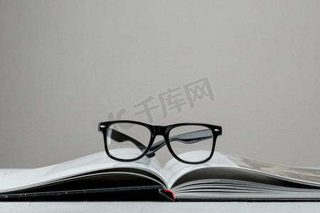 前视图打开带眼镜的书