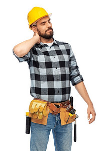 专业，建筑和建筑—男性工人或建筑工人在头盔与颈部疼痛在白色背景。男性工人或建筑工人颈部疼痛