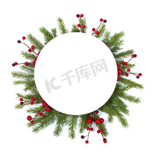 圣诞节边界树枝和红色浆果框架在白色背景与拷贝空间隔绝圣诞树树枝架