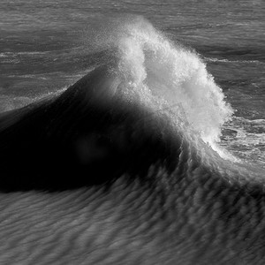 惊人的图像个别波浪破碎和波峰在猛烈的风暴在黑色和白色与精湛的细节