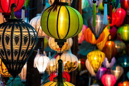 越南会安街道上的传统越南五颜六色的灯笼在晚上