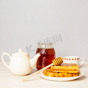 带蜂蜜茶壶的传统比利时松软新鲜华夫饼