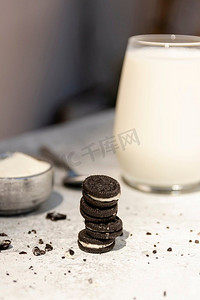 搭配美味的奥利奥玻璃牛奶。高分辨率照片。搭配美味的奥利奥玻璃牛奶。高品质的照片
