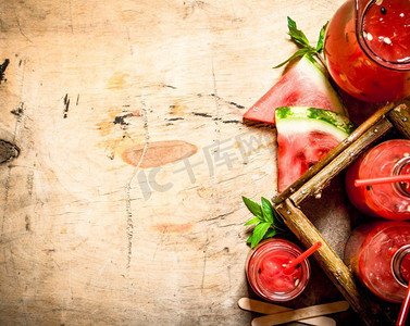 喝西瓜汁摄影照片_带果肉的西瓜汁。在木制背景上。带果肉的西瓜汁。