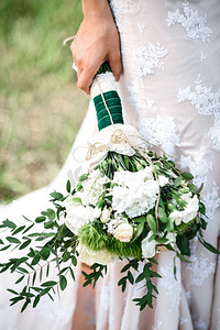 新娘花束摄影照片_优雅的婚礼花束新鲜的天然花卉和绿色植物
