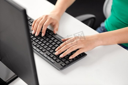 技术和人的概念—女性手与修剪指甲打字在电脑键盘在桌子上。女性手打字在电脑键盘