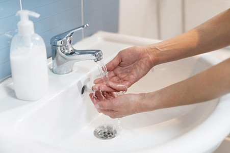 水槽洗手摄影照片_用肥皂洗手的人2。分辨率和高质量的美丽照片。用肥皂洗手的人2.高画质美照概念
