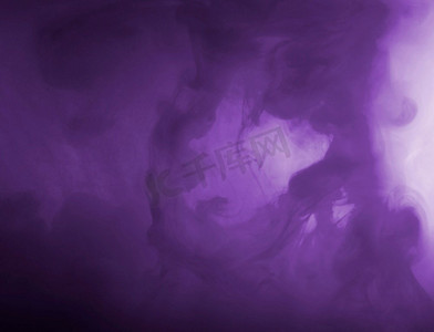 浓密的云雾紫蒙蒙。高分辨率照片。浓密的云雾紫蒙蒙。高质量照片