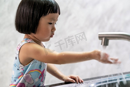 冠状病毒摄影照片_亚洲女孩洗手卫生。这种行为有利于医疗保健和减少病毒感染，同时冠状病毒2019流行。