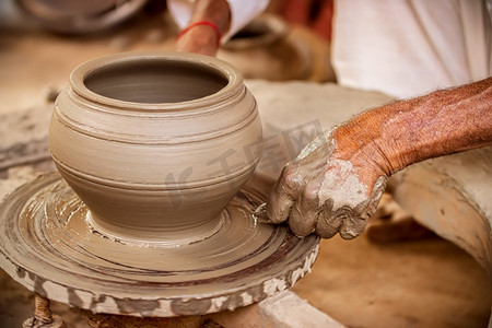 印度文化摄影照片_波特在工作中制作陶瓷盘子。印度拉贾斯坦邦