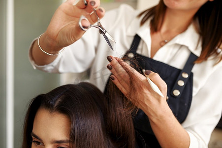 美发师用剪刀剪女人的头发,美发沙龙.美女合照