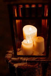 在漆黑的夜晚在木灯笼里点蜡烛，作为节日的装饰
