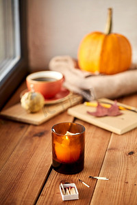 季节和对象概念—蜡烛和火柴盒在窗台在秋天。秋天窗台上的蜡烛和火柴