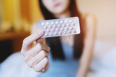 女性性交前吃避孕药，防止早产