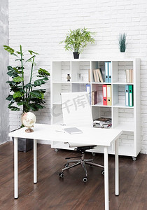 明亮的现代极简主义办公桌。高分辨率照片。明亮的现代极简主义办公桌。高质量照片