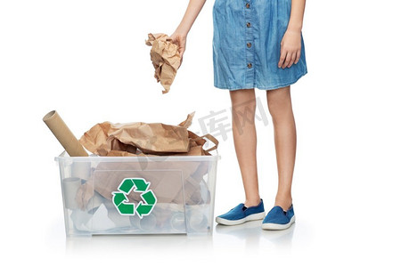 回收，废物分类和可持续性概念—女孩把纸垃圾在塑料盒在白色背景。女孩分类废纸