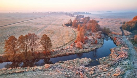 秋天的乡村景观。草地上的霜。河流，田野，草地，村庄，秋天的颜色树。日出早晨空中全景图。白俄罗斯