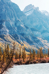 秋季山水摄影照片_加拿大山区美丽的秋天。秋季背景。