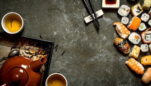 山葵摄影照片_日本料理。寿司和卷与鲑鱼，鳗鱼，金枪鱼和茶。寿司和茶卷