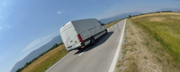 用于小企业运输的送货货车在道路上行驶快速