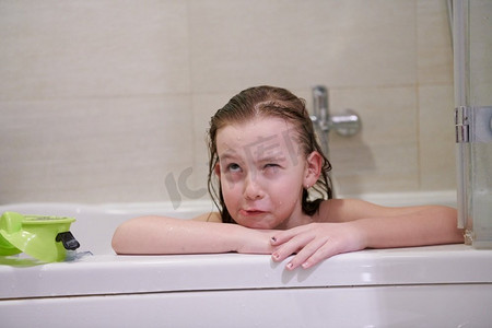 在浴缸里洗澡时在浴缸里戴浮潜护目镜的小女孩,儿童卫生概念和暑假在