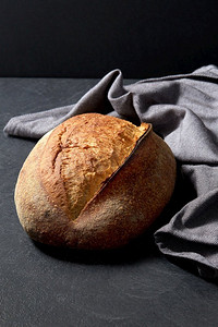 食物、烘焙和烹饪概念--餐桌上有自制的手工面包。餐桌上摆着自制的手工面包