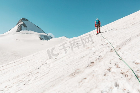 攀登高雪山