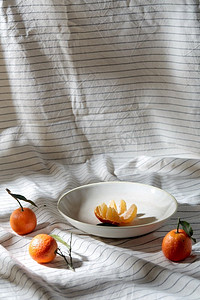食物，健康饮食和水果概念—近摄的葡萄糖在盘子上超过窗帘。静物画上了平板上的浮雕