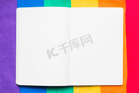 儿童教育文案摄影照片_空的抄写本彩虹背景。很漂亮的照片。空白文案彩虹背景