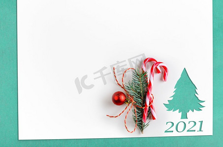 圣诞背景2021年新的一年卡在木桌上的冷杉树形状削减白皮书。桌上的冷杉形剪纸