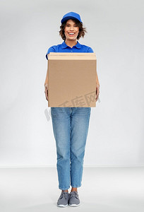 邮件服务和装运概念—有包裹盒的愉快的微笑的送货妇女在灰色背景快乐的微笑送货妇女与包裹盒