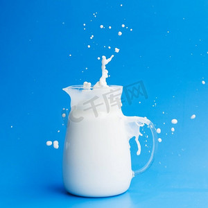 玻璃瓶全牛奶分辨率和高质量的美丽照片。玻璃瓶全牛奶高品质美丽的照片概念