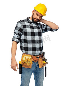 职业、建筑和建筑-男性工人或建筑工人戴着头盔，颈部疼痛超过白色背景。有颈部疼痛的男性工人或建筑工人