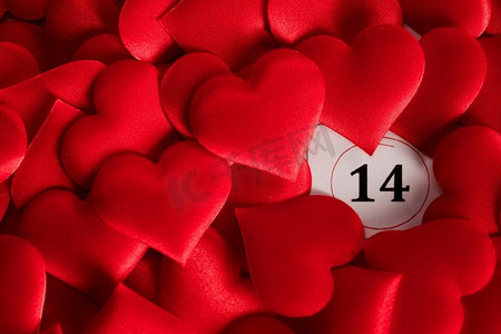腰鼓红丝带摄影照片_S情人节红丝心历上写着2月14日的日期背景、爱情、庆典理念。情人节S日历