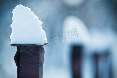 板子摄影照片_村子栅栏板子上的积雪