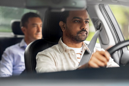 运输、车辆和人的概念—印度男性司机驾驶汽车与乘客。印度男性司机驾驶汽车与乘客
