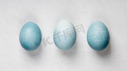 平放着三个复活节彩蛋。高分辨率照片。平放着三个复活节彩蛋。高质量照片