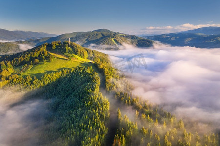夏季日出时云中的山.江岭龙脊梯田