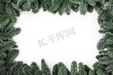 天然高贵的冷杉圣诞树边框孤立在白色，复制文本空间。冷杉树枝框架在白色