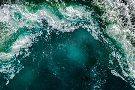 大海背景摄影照片_河水和大海的波浪在高潮和低潮时相遇。挪威诺德兰萨尔特斯特劳曼的漩涡