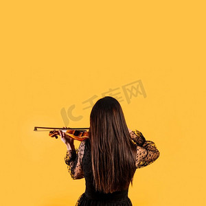一个女孩在拉小提琴。高分辨率照片。一个女孩在拉小提琴。高品质的照片