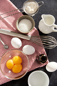 烹饪食物和烹饪概念—搅拌器、鸡蛋、牛奶、面粉和香草精。搅拌器，鸡蛋，糖，牛奶，面粉和香草