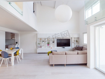 木材墙壁摄影照片_豪华时尚的现代开放空间设计两层白色墙壁公寓的内部