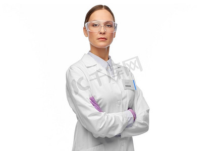 科学和职业概念—戴护目镜和手套的女科学家，实验室工作服上有名牌。戴着护目镜和手套的女科学家