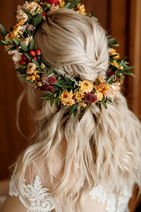 新娘摄影照片_白发新娘头上戴的干花结婚花环