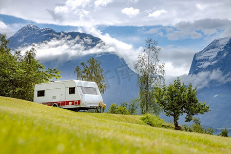 camper摄影照片_家庭度假旅行房车，房车度假，房车度假。美丽的自然挪威自然景观。