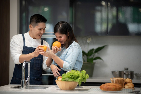 清洗蔬菜和水果以保持家庭卫生。